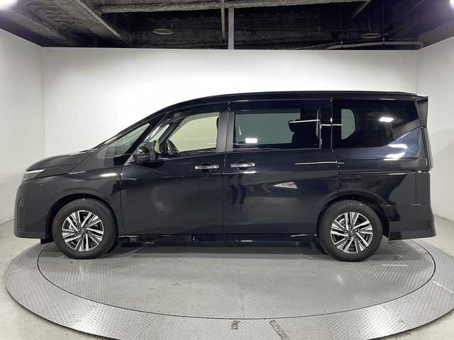 日産 セレナ e－パワー ハイウェイスター V 広島県 2023(令5)年 0.9万km ダイヤモンドブラック 禁煙車/純正９型ディスプレイオーディオ/アラウンドビューモニター/インテリジェントルームミラー/ハンズフリー付両側パーワースライドドア/ホールド機能付電動パーキングブレーキ/プロパイロット/ＥＴＣ/オートマチックハイビーム/コーナーセンサー/レーンキープアシスト/衝突軽減/踏み間違い防止/フォグランプ/LEDヘッドライト/エアバッグ(運転席/助手席/サイド/カーテン)/純正16インチアルミホイール (205/65/16)