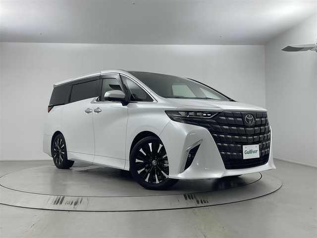 トヨタ アルファードハイブリット エグゼクティブ ラウンジ 埼玉県 2023(令5)年 1.1万km プラチナホワイトパールマイカ トヨタチームメイト/トヨタセーフティセンス/ブラインドスポットモニター/安全降車アシスト/車両接近通報装置/左右独ムーンルーフ/１４インチリアエンターテインメントシステム/純正ナビゲーション/（フルセグTV/CD/DVD/Bluetooth/ミラキャスト/HDMI/USB/AM/FM）/JBLプレミアムサウンドシステム（１５スピーカー）/全方位カメラ/エグゼクティブラウンジシート/リフレッシュシート/リアマルチオペレーションパネル（脱着式）/読書灯/アクティブノイズコントロール/アドバンスドパーク（リモート機能付き）/デジタルインナーミラー/ベージュシート/両側パワースライドドア/前後ドライブレコーダー