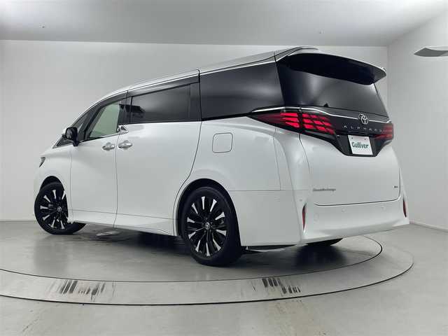 トヨタ アルファードハイブリット エグゼクティブ ラウンジ 埼玉県 2023(令5)年 1.1万km プラチナホワイトパールマイカ トヨタチームメイト/トヨタセーフティセンス/ブラインドスポットモニター/安全降車アシスト/車両接近通報装置/左右独ムーンルーフ/１４インチリアエンターテインメントシステム/純正ナビゲーション/（フルセグTV/CD/DVD/Bluetooth/ミラキャスト/HDMI/USB/AM/FM）/JBLプレミアムサウンドシステム（１５スピーカー）/全方位カメラ/エグゼクティブラウンジシート/リフレッシュシート/リアマルチオペレーションパネル（脱着式）/読書灯/アクティブノイズコントロール/アドバンスドパーク（リモート機能付き）/デジタルインナーミラー/ベージュシート/両側パワースライドドア/前後ドライブレコーダー