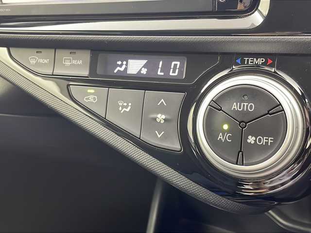 トヨタ アクア S 岐阜県 2015(平27)年 3.1万km ライムホワイトパールクリスタルシャイン 純正ナビ　バックカメラ　Ｂｌｕｅｔｏｏｔｈ　ＬＥＤヘッドライト　オートライト　ステアリングリモコン　電動格納ミラー　ドアバイザー　スマートキー　プッシュスタート　純正フロアマット　ダブルエアバック