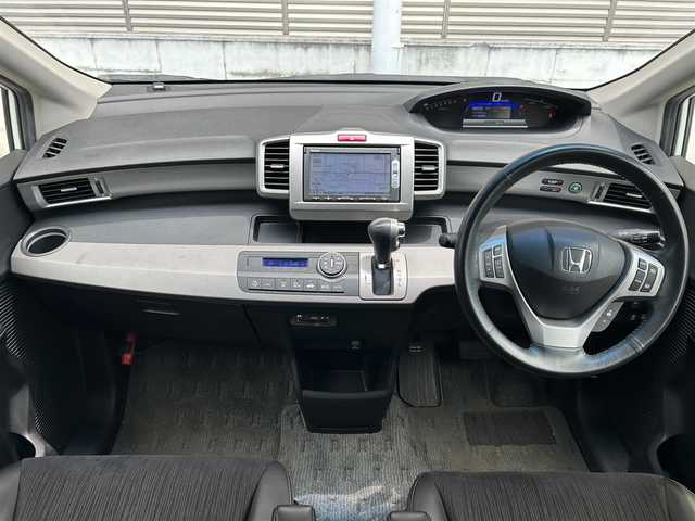 ホンダ フリード ハイブリット ジャストセレクション 大阪府 2014(平26)年 4.4万km ホワイトオーキッドパール 純正メモリナビ（VXM-207VFEi）/・ワンセグテレビ/・CD/DVD/・AM/FM/BT/バックカメラ/安全装備/・運転席用＆助手席用SRSエアバックシステム/・EBD（電子制御動力配分システム）付ABS/・VSA（ABS＋TCS＋横滑り制御）/・ヒルスタートアシスト/・ディスチャージヘッドライト＜HID＞/（ハイ/ロービーム、オートレベリング/オートライトコントロール機構付）/・クルーズコントロール/両側パワースライドドア/ETC/前後ドライブレコーダー（DRV-MR870）/革巻きステアリング/ステアリングスイッチ/取扱説明書/保証書/スペアキー1本
