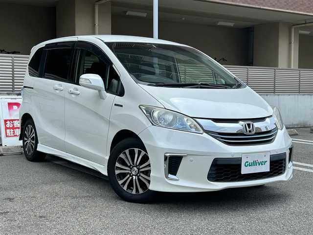 ホンダ フリード ハイブリット ジャストセレクション 大阪府 2014(平26)年 4.4万km ホワイトオーキッドパール 純正メモリナビ（VXM-207VFEi）/・ワンセグテレビ/・CD/DVD/・AM/FM/BT/バックカメラ/安全装備/・運転席用＆助手席用SRSエアバックシステム/・EBD（電子制御動力配分システム）付ABS/・VSA（ABS＋TCS＋横滑り制御）/・ヒルスタートアシスト/・ディスチャージヘッドライト＜HID＞/（ハイ/ロービーム、オートレベリング/オートライトコントロール機構付）/・クルーズコントロール/両側パワースライドドア/ETC/前後ドライブレコーダー（DRV-MR870）/革巻きステアリング/ステアリングスイッチ/取扱説明書/保証書/スペアキー1本