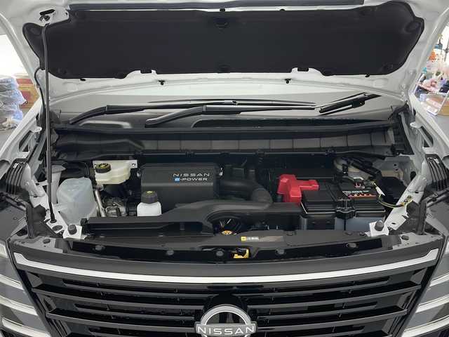 日産 セレナ e－パワー ハイウェイスター V 長野県 2025(令7)年 0.1千km プリズムホワイト 純正メモリナビ/（フルセグTV／USB／Bluetooth）/アラウンドビューモニター/プロパイロット/・クルーズコントロール（追従あり）/・前方衝突防止支援/・踏み間違い衝突防止支援/・車線逸脱防止支援/・車線逸脱警報/・後側方衝突防止支援/・後側方車両検知警報/ビルトインETC2.0/両側パワースライドドア/ハンズフリーオートスライドドア/デジタルインナーミラー/電動パーキングブレーキ/ブレーキオートホールド/LEDヘッドライト/オートマチックハイビーム/オートライト/16インチ純正アルミホイール/スマートキー/スペアキー1本/保証書/取扱説明書