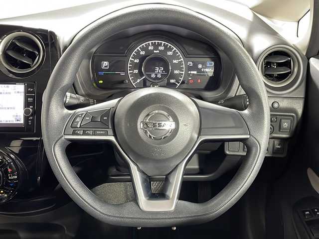 日産 ノート e－パワー X 広島県 2018(平30)年 5.8万km シャイニングブルー 禁煙車/純正ナビ/アラウンドビューモニター/インテリジェントルームミラー/ＥＴＣ/衝突軽減/オートマチックハイビーム/コーナーセンサー/レーンキープアシスト/スマートキー/ヘッドライトレベライザー/車両接近通報装置/純正15インチアルミホイール(185/65/R15)/エアバッグ(運転席/助手席)