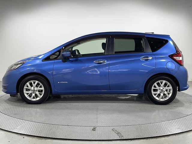 日産 ノート e－パワー X 広島県 2018(平30)年 5.8万km シャイニングブルー 禁煙車/純正ナビ/アラウンドビューモニター/インテリジェントルームミラー/ＥＴＣ/衝突軽減/オートマチックハイビーム/コーナーセンサー/レーンキープアシスト/スマートキー/ヘッドライトレベライザー/車両接近通報装置/純正15インチアルミホイール(185/65/R15)/エアバッグ(運転席/助手席)