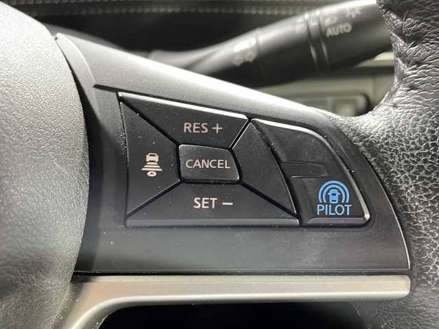 日産 セレナ ハイウェイスター Vセレクション 沖縄県 2018(平30)年 7.1万km ブリリアントホワイトパール 禁煙車　/８人乗り　/県外仕入　/純正９インチナビ　/フリップダウンモニター/プロパイロット　/アラウンドビューカメラ　/両側電動パワースライドドア　/ＣＤ　/ＤＶＤ　/ＡＭ／ＦＭ　/フルセグＴＶ/Ｂｌｕｅｔｏｏｔｈ　/エマージェンシーブレーキ/ドライブレコーダー/純正ドアバイザー/純正サンシェード/ステアリンリモコン/純正アルミホイール/オートブレーキホールド/ETC