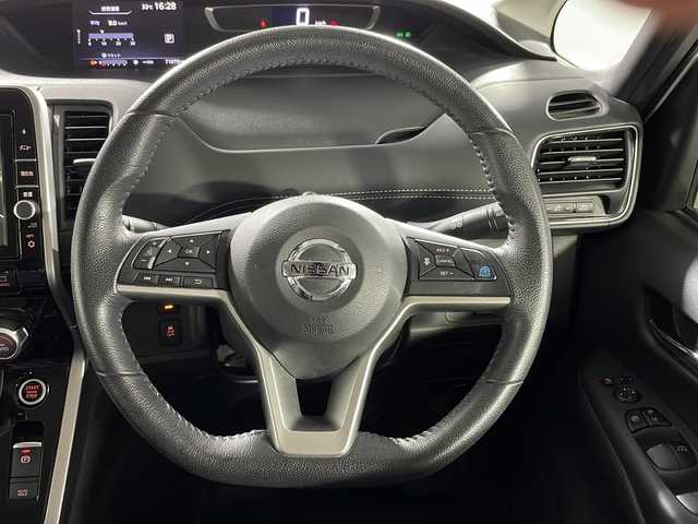 日産 セレナ ハイウェイスター Vセレクション 沖縄県 2018(平30)年 7.1万km ブリリアントホワイトパール 禁煙車　/８人乗り　/県外仕入　/純正９インチナビ　/フリップダウンモニター/プロパイロット　/アラウンドビューカメラ　/両側電動パワースライドドア　/ＣＤ　/ＤＶＤ　/ＡＭ／ＦＭ　/フルセグＴＶ/Ｂｌｕｅｔｏｏｔｈ　/エマージェンシーブレーキ/ドライブレコーダー/純正ドアバイザー/純正サンシェード/ステアリンリモコン/純正アルミホイール/オートブレーキホールド/ETC