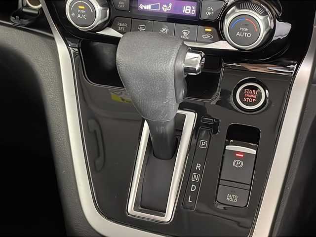 日産 セレナ ハイウェイスター Vセレクション 沖縄県 2018(平30)年 7.1万km ブリリアントホワイトパール 禁煙車　/８人乗り　/県外仕入　/純正９インチナビ　/フリップダウンモニター/プロパイロット　/アラウンドビューカメラ　/両側電動パワースライドドア　/ＣＤ　/ＤＶＤ　/ＡＭ／ＦＭ　/フルセグＴＶ/Ｂｌｕｅｔｏｏｔｈ　/エマージェンシーブレーキ/ドライブレコーダー/純正ドアバイザー/純正サンシェード/ステアリンリモコン/純正アルミホイール/オートブレーキホールド/ETC
