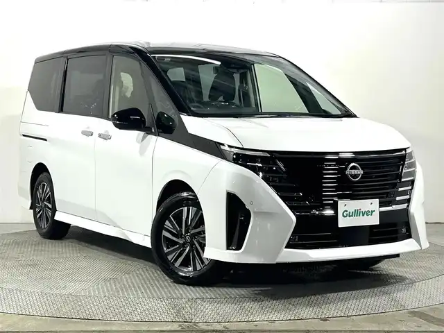 日産 セレナ e－パワー ハイウェイスター V 大阪府 2025(令7)年 0.1千km パールⅡ e-POWER　ハイウエイスターV　/ヘッドランプ オートレベライザー+アダプティブLEDヘッドライトシステム+インテリジェント アラウンドビューモニター（移動物 検知機能付）+インテリジェント ルームミラー+アドバンスドドライブアシストディスプレイ（12.3インチカラーディスプレイ）+統合型インターフェースディスプレイ+ワイヤレス充電器+6スピーカー+NissanConnectナビゲーションシステム（地デジ内蔵）+車載通信ユニット（TCU［Telematics Control Unit］）+ETC2.0ユニット（ビルトインタイプ）+ドライブレコーダー（前後セット）+プロパイロット（ナビリンク機能付）+プロパイロット緊急停止支援システム（SOSコール機能付）+SOSコール（488/400円）後席専用モニターHDMI NissanConnectナビ付車用(125/400円)