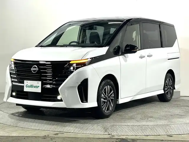 日産 セレナ e－パワー ハイウェイスター V 大阪府 2025(令7)年 0.1千km パールⅡ e-POWER　ハイウエイスターV　/ヘッドランプ オートレベライザー+アダプティブLEDヘッドライトシステム+インテリジェント アラウンドビューモニター（移動物 検知機能付）+インテリジェント ルームミラー+アドバンスドドライブアシストディスプレイ（12.3インチカラーディスプレイ）+統合型インターフェースディスプレイ+ワイヤレス充電器+6スピーカー+NissanConnectナビゲーションシステム（地デジ内蔵）+車載通信ユニット（TCU［Telematics Control Unit］）+ETC2.0ユニット（ビルトインタイプ）+ドライブレコーダー（前後セット）+プロパイロット（ナビリンク機能付）+プロパイロット緊急停止支援システム（SOSコール機能付）+SOSコール（488/400円）後席専用モニターHDMI NissanConnectナビ付車用(125/400円)