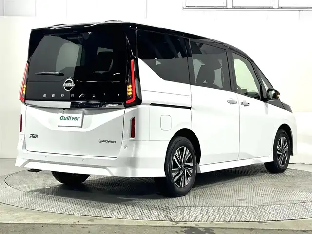 日産 セレナ e－パワー ハイウェイスター V 大阪府 2025(令7)年 0.1千km パールⅡ e-POWER　ハイウエイスターV　/ヘッドランプ オートレベライザー+アダプティブLEDヘッドライトシステム+インテリジェント アラウンドビューモニター（移動物 検知機能付）+インテリジェント ルームミラー+アドバンスドドライブアシストディスプレイ（12.3インチカラーディスプレイ）+統合型インターフェースディスプレイ+ワイヤレス充電器+6スピーカー+NissanConnectナビゲーションシステム（地デジ内蔵）+車載通信ユニット（TCU［Telematics Control Unit］）+ETC2.0ユニット（ビルトインタイプ）+ドライブレコーダー（前後セット）+プロパイロット（ナビリンク機能付）+プロパイロット緊急停止支援システム（SOSコール機能付）+SOSコール（488/400円）後席専用モニターHDMI NissanConnectナビ付車用(125/400円)