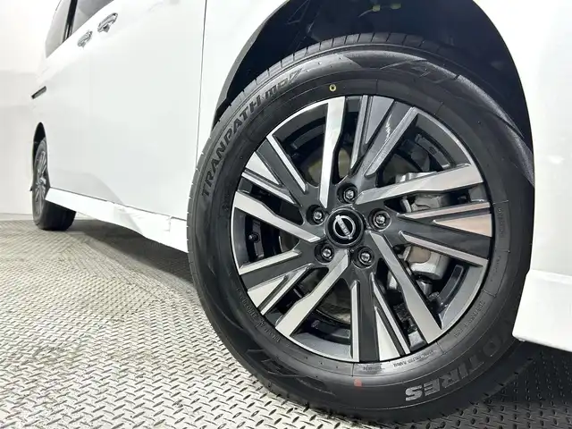 日産 セレナ e－パワー ハイウェイスター V 大阪府 2025(令7)年 0.1千km パールⅡ e-POWER　ハイウエイスターV　/ヘッドランプ オートレベライザー+アダプティブLEDヘッドライトシステム+インテリジェント アラウンドビューモニター（移動物 検知機能付）+インテリジェント ルームミラー+アドバンスドドライブアシストディスプレイ（12.3インチカラーディスプレイ）+統合型インターフェースディスプレイ+ワイヤレス充電器+6スピーカー+NissanConnectナビゲーションシステム（地デジ内蔵）+車載通信ユニット（TCU［Telematics Control Unit］）+ETC2.0ユニット（ビルトインタイプ）+ドライブレコーダー（前後セット）+プロパイロット（ナビリンク機能付）+プロパイロット緊急停止支援システム（SOSコール機能付）+SOSコール（488/400円）後席専用モニターHDMI NissanConnectナビ付車用(125/400円)