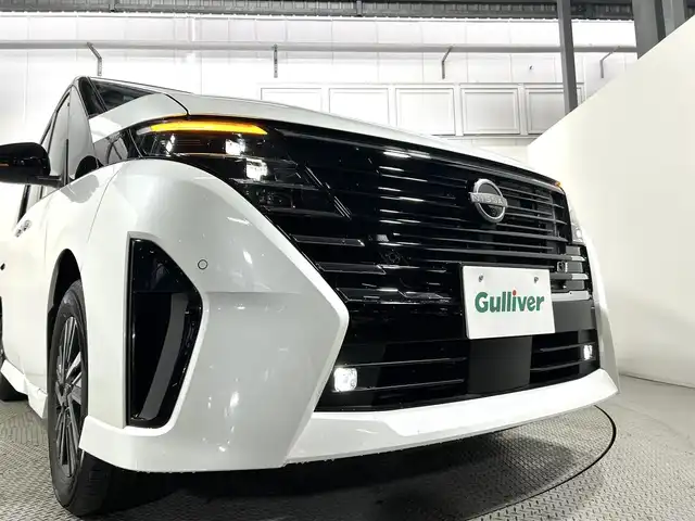 日産 セレナ e－パワー ハイウェイスター V 大阪府 2025(令7)年 0.1千km パールⅡ e-POWER　ハイウエイスターV　/ヘッドランプ オートレベライザー+アダプティブLEDヘッドライトシステム+インテリジェント アラウンドビューモニター（移動物 検知機能付）+インテリジェント ルームミラー+アドバンスドドライブアシストディスプレイ（12.3インチカラーディスプレイ）+統合型インターフェースディスプレイ+ワイヤレス充電器+6スピーカー+NissanConnectナビゲーションシステム（地デジ内蔵）+車載通信ユニット（TCU［Telematics Control Unit］）+ETC2.0ユニット（ビルトインタイプ）+ドライブレコーダー（前後セット）+プロパイロット（ナビリンク機能付）+プロパイロット緊急停止支援システム（SOSコール機能付）+SOSコール（488/400円）後席専用モニターHDMI NissanConnectナビ付車用(125/400円)