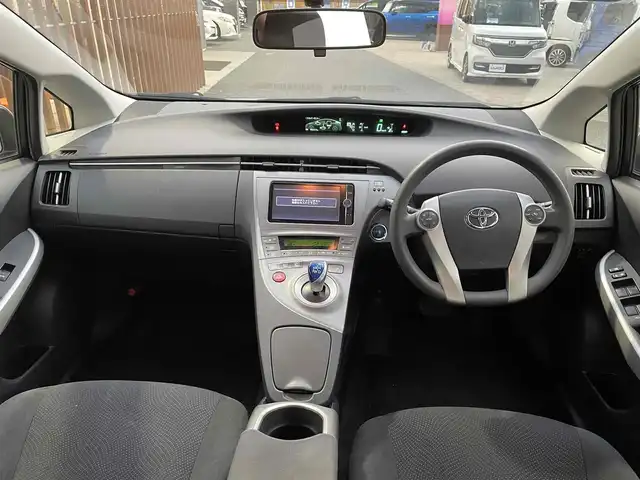 トヨタ プリウス S 千葉県 2014(平26)年 9.9万km シルバーM (株)IDOMが運営する【じしゃロン八千代店】の自社ローン対象車両になります。こちらは現金またはオートローンご利用時の価格です。自社ローンご希望の方は別途その旨お申付け下さい/純正ナビ/ETC/バックカメラ