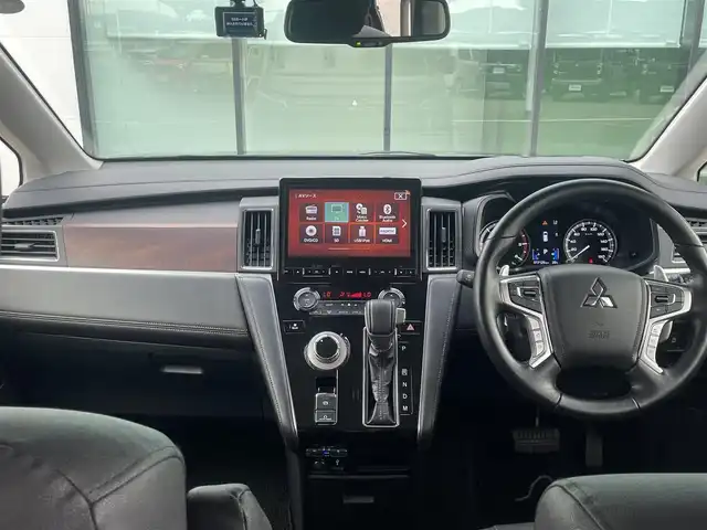 三菱 デリカＤ：５ ジャスパー 和歌山県 2023(令5)年 1.8万km グラファイトグレーメタリック/ブラックマイカ 純正10.14インチナビ/全方位カメラ/BT/CD/DVD/衝突軽減ブレーキ/レーンキープアシスト/レーダークルコン/ブラインドスポットモニター/オートライト/ETC/ドラレコ/両側パワスラ/シートヒーター/ステアリングヒーター/ステアリングリモコン/パドルシフト/パワーシート/オートホールド/純正18インチアルミ/レザー調シートカバー