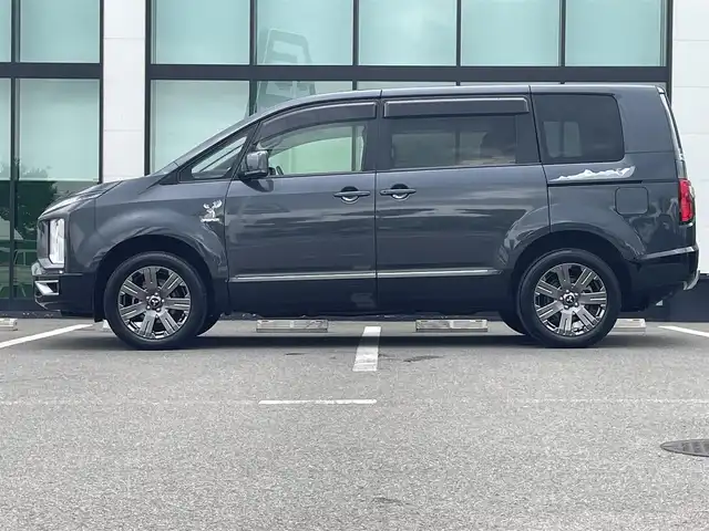 三菱 デリカＤ：５ ジャスパー 和歌山県 2023(令5)年 1.8万km グラファイトグレーメタリック/ブラックマイカ 純正10.14インチナビ/全方位カメラ/BT/CD/DVD/衝突軽減ブレーキ/レーンキープアシスト/レーダークルコン/ブラインドスポットモニター/オートライト/ETC/ドラレコ/両側パワスラ/シートヒーター/ステアリングヒーター/ステアリングリモコン/パドルシフト/パワーシート/オートホールド/純正18インチアルミ/レザー調シートカバー