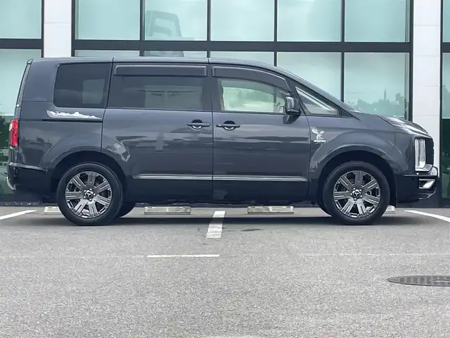 三菱 デリカＤ：５ ジャスパー 和歌山県 2023(令5)年 1.8万km グラファイトグレーメタリック/ブラックマイカ 純正10.14インチナビ/全方位カメラ/BT/CD/DVD/衝突軽減ブレーキ/レーンキープアシスト/レーダークルコン/ブラインドスポットモニター/オートライト/ETC/ドラレコ/両側パワスラ/シートヒーター/ステアリングヒーター/ステアリングリモコン/パドルシフト/パワーシート/オートホールド/純正18インチアルミ/レザー調シートカバー