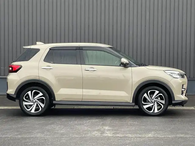 トヨタ ライズ Z 青森県 2022(令4)年 3.5万km ナチュラルベージュマイカM /４WD/IC付ターボ/寒冷地仕様車/カロッツェリアSDナビ/　（フルセグTV/DVD/Bｔ）/バックカメラ/プリクラッシュセーフティ/ACC/トラクションコントロール/ブレーキアシスト/アイドリングストップ/横滑り防止機能/BSM/LEDオートライト・フォグ/純正ドアバイザー/純正フロアマット/ビルトインETC/前席シートヒーター/革巻きステア・ノブ/オーディオ・ステアスイッチ/前後バンパーソナー/ドラレコ/リア7面プライバシーガラス/W/サイド/カーテンエアバッグ/ABS/スマートキーｘ２/保証書・取説