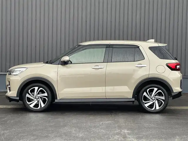 トヨタ ライズ Z 青森県 2022(令4)年 3.5万km ナチュラルベージュマイカM /４WD/IC付ターボ/寒冷地仕様車/カロッツェリアSDナビ/　（フルセグTV/DVD/Bｔ）/バックカメラ/プリクラッシュセーフティ/ACC/トラクションコントロール/ブレーキアシスト/アイドリングストップ/横滑り防止機能/BSM/LEDオートライト・フォグ/純正ドアバイザー/純正フロアマット/ビルトインETC/前席シートヒーター/革巻きステア・ノブ/オーディオ・ステアスイッチ/前後バンパーソナー/ドラレコ/リア7面プライバシーガラス/W/サイド/カーテンエアバッグ/ABS/スマートキーｘ２/保証書・取説