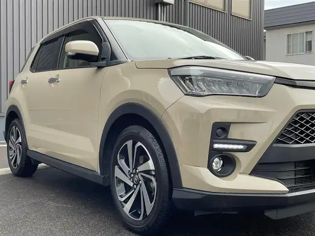 トヨタ ライズ Z 青森県 2022(令4)年 3.5万km ナチュラルベージュマイカM /４WD/IC付ターボ/寒冷地仕様車/カロッツェリアSDナビ/　（フルセグTV/DVD/Bｔ）/バックカメラ/プリクラッシュセーフティ/ACC/トラクションコントロール/ブレーキアシスト/アイドリングストップ/横滑り防止機能/BSM/LEDオートライト・フォグ/純正ドアバイザー/純正フロアマット/ビルトインETC/前席シートヒーター/革巻きステア・ノブ/オーディオ・ステアスイッチ/前後バンパーソナー/ドラレコ/リア7面プライバシーガラス/W/サイド/カーテンエアバッグ/ABS/スマートキーｘ２/保証書・取説