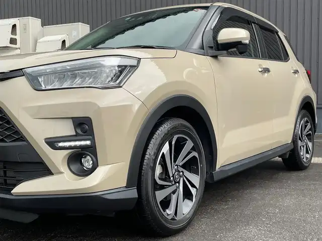トヨタ ライズ Z 青森県 2022(令4)年 3.5万km ナチュラルベージュマイカM /４WD/IC付ターボ/寒冷地仕様車/カロッツェリアSDナビ/　（フルセグTV/DVD/Bｔ）/バックカメラ/プリクラッシュセーフティ/ACC/トラクションコントロール/ブレーキアシスト/アイドリングストップ/横滑り防止機能/BSM/LEDオートライト・フォグ/純正ドアバイザー/純正フロアマット/ビルトインETC/前席シートヒーター/革巻きステア・ノブ/オーディオ・ステアスイッチ/前後バンパーソナー/ドラレコ/リア7面プライバシーガラス/W/サイド/カーテンエアバッグ/ABS/スマートキーｘ２/保証書・取説