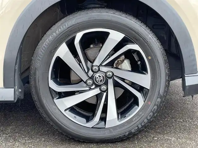 トヨタ ライズ Z 青森県 2022(令4)年 3.5万km ナチュラルベージュマイカM /４WD/IC付ターボ/寒冷地仕様車/カロッツェリアSDナビ/　（フルセグTV/DVD/Bｔ）/バックカメラ/プリクラッシュセーフティ/ACC/トラクションコントロール/ブレーキアシスト/アイドリングストップ/横滑り防止機能/BSM/LEDオートライト・フォグ/純正ドアバイザー/純正フロアマット/ビルトインETC/前席シートヒーター/革巻きステア・ノブ/オーディオ・ステアスイッチ/前後バンパーソナー/ドラレコ/リア7面プライバシーガラス/W/サイド/カーテンエアバッグ/ABS/スマートキーｘ２/保証書・取説
