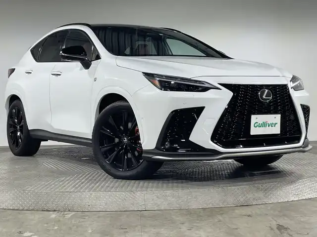 レクサス ＮＸ 350h Fスポーツ 神奈川県 2023(令5)年 1.6万km ホワイトノーヴァガラスフレーク ツインムーンルーフ/パノラミックビューモニター/三眼LEDヘッドライト/純正14インチディスプレイオーディオ/ナビ　フルセグ Bluetooth　CD　DVD　USB　MiraCast　apple car play　android auto/レクサスセーフティーシステム＋/プリクラッシュセーフティ (PCS)/交差点衝突回避支/緊急時操舵支援/プロアクティブドライビングアシスト (PDA)/発進遅れ告知機能 (TMN) /運転支援/レーダークルーズコントロール（全車速追従機能付）/レーントレーシングアシスト (LTA)/レーンチェンジアシスト (LCA)/ロードサインアシスト (RSA) /アダプティブハイビームシステム (AHS)/オートマチックハイビーム (AHB) /パーキングサポートブレーキ (PKSB) /ドライバー異常時対応システム /レクサスチームメイト/パーキングアシスト/アドバンストパーク/パワーシート（D＋N席）/シートヒーター（全席）/ベンチレーション（D＋N席）/デジタルインナーミラー/ビルトインETＣ2.0/社外前後ドライブレコーダー/ブラインドスポットモニター/純正20インチアルミホイール