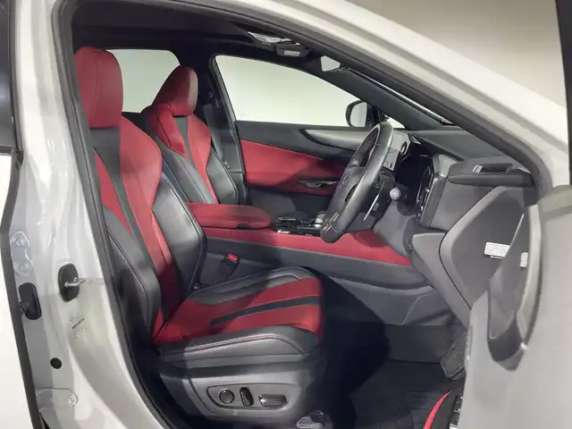 レクサス ＮＸ 350h Fスポーツ 神奈川県 2023(令5)年 1.6万km ホワイトノーヴァガラスフレーク ツインムーンルーフ/パノラミックビューモニター/三眼LEDヘッドライト/純正14インチディスプレイオーディオ/ナビ　フルセグ Bluetooth　CD　DVD　USB　MiraCast　apple car play　android auto/レクサスセーフティーシステム＋/プリクラッシュセーフティ (PCS)/交差点衝突回避支/緊急時操舵支援/プロアクティブドライビングアシスト (PDA)/発進遅れ告知機能 (TMN) /運転支援/レーダークルーズコントロール（全車速追従機能付）/レーントレーシングアシスト (LTA)/レーンチェンジアシスト (LCA)/ロードサインアシスト (RSA) /アダプティブハイビームシステム (AHS)/オートマチックハイビーム (AHB) /パーキングサポートブレーキ (PKSB) /ドライバー異常時対応システム /レクサスチームメイト/パーキングアシスト/アドバンストパーク/パワーシート（D＋N席）/シートヒーター（全席）/ベンチレーション（D＋N席）/デジタルインナーミラー/ビルトインETＣ2.0/社外前後ドライブレコーダー/ブラインドスポットモニター/純正20インチアルミホイール
