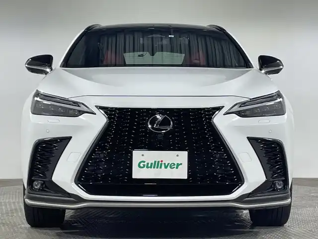 レクサス ＮＸ 350h Fスポーツ 神奈川県 2023(令5)年 1.6万km ホワイトノーヴァガラスフレーク ツインムーンルーフ/パノラミックビューモニター/三眼LEDヘッドライト/純正14インチディスプレイオーディオ/ナビ　フルセグ Bluetooth　CD　DVD　USB　MiraCast　apple car play　android auto/レクサスセーフティーシステム＋/プリクラッシュセーフティ (PCS)/交差点衝突回避支/緊急時操舵支援/プロアクティブドライビングアシスト (PDA)/発進遅れ告知機能 (TMN) /運転支援/レーダークルーズコントロール（全車速追従機能付）/レーントレーシングアシスト (LTA)/レーンチェンジアシスト (LCA)/ロードサインアシスト (RSA) /アダプティブハイビームシステム (AHS)/オートマチックハイビーム (AHB) /パーキングサポートブレーキ (PKSB) /ドライバー異常時対応システム /レクサスチームメイト/パーキングアシスト/アドバンストパーク/パワーシート（D＋N席）/シートヒーター（全席）/ベンチレーション（D＋N席）/デジタルインナーミラー/ビルトインETＣ2.0/社外前後ドライブレコーダー/ブラインドスポットモニター/純正20インチアルミホイール