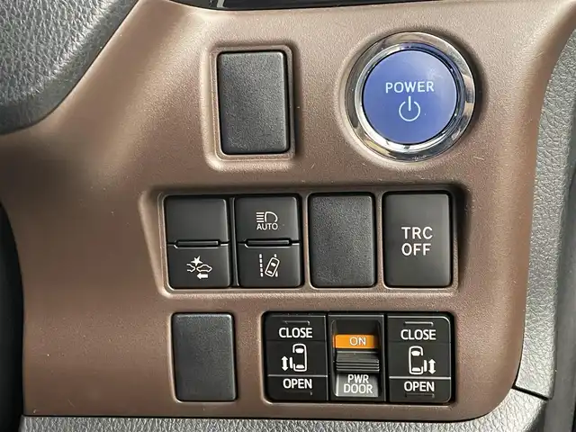 トヨタ エスクァイア ハイブリッド Gi 埼玉県 2021(令3)年 6.9万km シルバーM 社外９インチナビ　フリップダウンモニター　バックカメラ　ＥＴＣ　前後ドライブレコーダー　セーフティセンス　クルーズコントロール　シートヒーター　ＡＣ１００Ｖ　オートハイビーム　ＬＥＤヘッドライト　ＴＶ