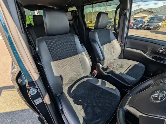 トヨタ ヴォクシー ZS 煌Ⅲ 福井県 2020(令2)年 1.5万km ブラッキッシュアゲハガラスフレーク 純正SDナビ/AM/FM/ワンセグ/BT/CD/AUX/バックカメラ/両側パワースライドドア/トヨタセーフティセンス/クルーズコントロール/前後コーナーセンサー/レーンキープアシスト/横滑り防止装置/盗難防止装置/アイドリングストップ/ビルトインETC/ハーフレザー調シート/本革巻きステアリング/ダブル＋サイドエアバッグ/カーテンエアバッグ/純正フロアマット/サンシェード/純正16インチAW/LEDヘッドライト/Fフォグ/スマートキー