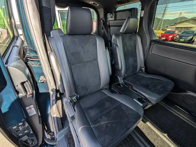 トヨタ ヴォクシー ZS 煌Ⅲ 福井県 2020(令2)年 1.5万km ブラッキッシュアゲハガラスフレーク 純正SDナビ/AM/FM/ワンセグ/BT/CD/AUX/バックカメラ/両側パワースライドドア/トヨタセーフティセンス/クルーズコントロール/前後コーナーセンサー/レーンキープアシスト/横滑り防止装置/盗難防止装置/アイドリングストップ/ビルトインETC/ハーフレザー調シート/本革巻きステアリング/ダブル＋サイドエアバッグ/カーテンエアバッグ/純正フロアマット/サンシェード/純正16インチAW/LEDヘッドライト/Fフォグ/スマートキー