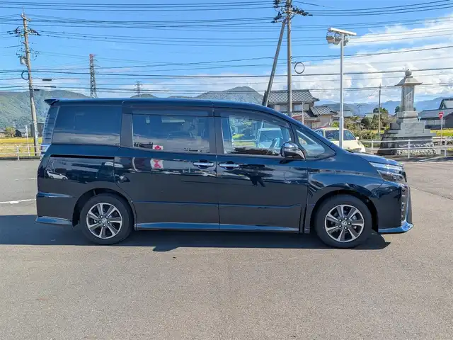 トヨタ ヴォクシー ZS 煌Ⅲ 福井県 2020(令2)年 1.5万km ブラッキッシュアゲハガラスフレーク 純正SDナビ/AM/FM/ワンセグ/BT/CD/AUX/バックカメラ/両側パワースライドドア/トヨタセーフティセンス/クルーズコントロール/前後コーナーセンサー/レーンキープアシスト/横滑り防止装置/盗難防止装置/アイドリングストップ/ビルトインETC/ハーフレザー調シート/本革巻きステアリング/ダブル＋サイドエアバッグ/カーテンエアバッグ/純正フロアマット/サンシェード/純正16インチAW/LEDヘッドライト/Fフォグ/スマートキー