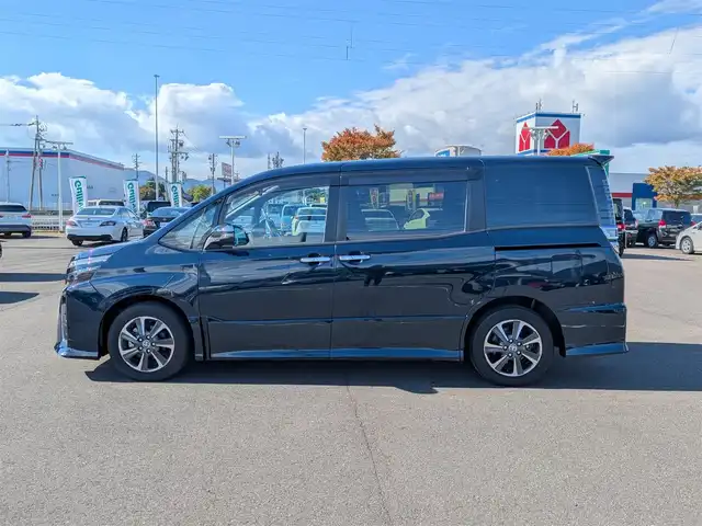 トヨタ ヴォクシー ZS 煌Ⅲ 福井県 2020(令2)年 1.5万km ブラッキッシュアゲハガラスフレーク 純正SDナビ/AM/FM/ワンセグ/BT/CD/AUX/バックカメラ/両側パワースライドドア/トヨタセーフティセンス/クルーズコントロール/前後コーナーセンサー/レーンキープアシスト/横滑り防止装置/盗難防止装置/アイドリングストップ/ビルトインETC/ハーフレザー調シート/本革巻きステアリング/ダブル＋サイドエアバッグ/カーテンエアバッグ/純正フロアマット/サンシェード/純正16インチAW/LEDヘッドライト/Fフォグ/スマートキー