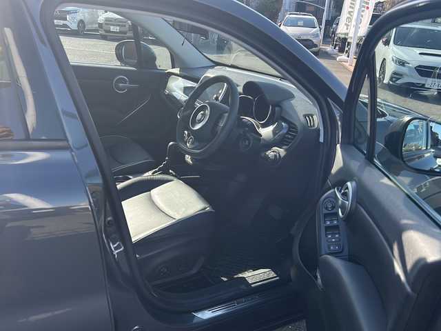 フィアット ５００Ｘ ポップスタープラス 佐賀県 2018(平30)年 4.2万km グレー 純正ナビ/追従走行付きクルーズコントロール/Bluetooth接続/USB入力端子/ETC/バックカメラ/AUX/前席パワーシート/前後コーナーセンサー/純正フロアマット/ABS/前後コーナーセンサー/レーンキープアシスト/盗難防止装置/オートライト/LEDライト/衝突被害軽減システム/クリアランスソナー/革巻ステアリング/ステアリングスイッチ/ブラインドスポットモニター/エンジンスタートボタン/保証書/取扱説明書/記録簿/アイドリングストップ/スマートキー/スペアキー有/THULE/色コード:679ファッショングレー