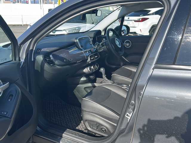 フィアット ５００Ｘ ポップスタープラス 佐賀県 2018(平30)年 4.2万km グレー 純正ナビ/追従走行付きクルーズコントロール/Bluetooth接続/USB入力端子/ETC/バックカメラ/AUX/前席パワーシート/前後コーナーセンサー/純正フロアマット/ABS/前後コーナーセンサー/レーンキープアシスト/盗難防止装置/オートライト/LEDライト/衝突被害軽減システム/クリアランスソナー/革巻ステアリング/ステアリングスイッチ/ブラインドスポットモニター/エンジンスタートボタン/保証書/取扱説明書/記録簿/アイドリングストップ/スマートキー/スペアキー有/THULE/色コード:679ファッショングレー