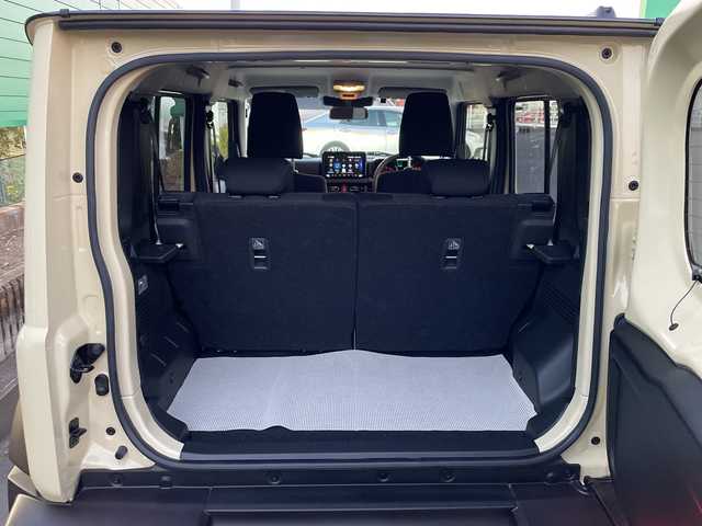 スズキ ジムニー ノマド FC 茨城県 2025(令7)年 0.3万km ベージュ ワンオーナー/セーフティーサポート/9型KEWOODナビ/ビルトインETC/バックカメラ/Bluetooth/フルセグTV/４WD/クリアランスソナー/アイドリングストップ/レーダークルーズコントロール/HDMI/シートヒーター/フロアマット/背面タイヤ/横滑り防止装置/レーンキープアシスト/オートライト/LEDヘッドライト/コーナーセンサー後方/衝突軽減システム/社外テール（純正テール積み込み）