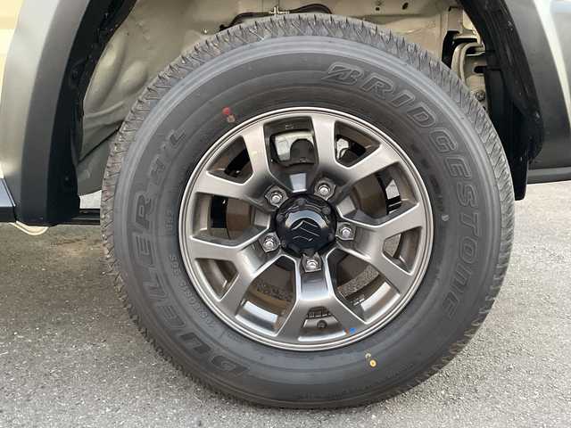 スズキ ジムニー ノマド FC 茨城県 2025(令7)年 0.3万km ベージュ ワンオーナー/セーフティーサポート/9型KEWOODナビ/ビルトインETC/バックカメラ/Bluetooth/フルセグTV/４WD/クリアランスソナー/アイドリングストップ/レーダークルーズコントロール/HDMI/シートヒーター/フロアマット/背面タイヤ/横滑り防止装置/レーンキープアシスト/オートライト/LEDヘッドライト/コーナーセンサー後方/衝突軽減システム/社外テール（純正テール積み込み）