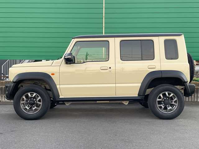 スズキ ジムニー ノマド FC 茨城県 2025(令7)年 0.3万km ベージュ ワンオーナー/セーフティーサポート/9型KEWOODナビ/ビルトインETC/バックカメラ/Bluetooth/フルセグTV/４WD/クリアランスソナー/アイドリングストップ/レーダークルーズコントロール/HDMI/シートヒーター/フロアマット/背面タイヤ/横滑り防止装置/レーンキープアシスト/オートライト/LEDヘッドライト/コーナーセンサー後方/衝突軽減システム/社外テール（純正テール積み込み）