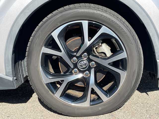 トヨタ Ｃ－ＨＲ G 岐阜県 2017(平29)年 6.2万km メタルストリームM /純正9インチSDナビ/(AM/FMCD/フルセグTV//SD/BT)//メーカーOP/(Bi-Beam LEDヘッドランプ)/(LEDシーケンシャルターンランプ)/(LEDデイライト)/(バックカメラ)/(アクセサリーコンセント)//Toyota Safety Sense P/(プリクラッシュセーフティシステム)/(レーンディパーチャーアラート)/(オートマチックハイビーム)/(レーダクルーズコントロール)//ブラインドスポットモニター//前方ドライブレコーダー//ハーフレザー//前席シートヒーター//純正ドアバイザー//純正フロアマット//純正18インチアルミホイール//スペアキー×1//ETC2.0