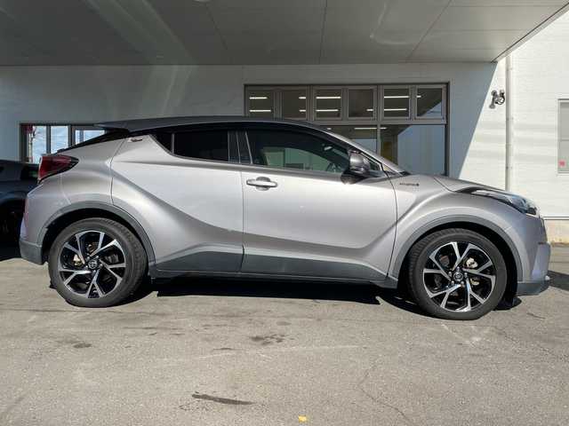 トヨタ Ｃ－ＨＲ G 岐阜県 2017(平29)年 6.2万km メタルストリームM /純正9インチSDナビ/(AM/FMCD/フルセグTV//SD/BT)//メーカーOP/(Bi-Beam LEDヘッドランプ)/(LEDシーケンシャルターンランプ)/(LEDデイライト)/(バックカメラ)/(アクセサリーコンセント)//Toyota Safety Sense P/(プリクラッシュセーフティシステム)/(レーンディパーチャーアラート)/(オートマチックハイビーム)/(レーダクルーズコントロール)//ブラインドスポットモニター//前方ドライブレコーダー//ハーフレザー//前席シートヒーター//純正ドアバイザー//純正フロアマット//純正18インチアルミホイール//スペアキー×1//ETC2.0