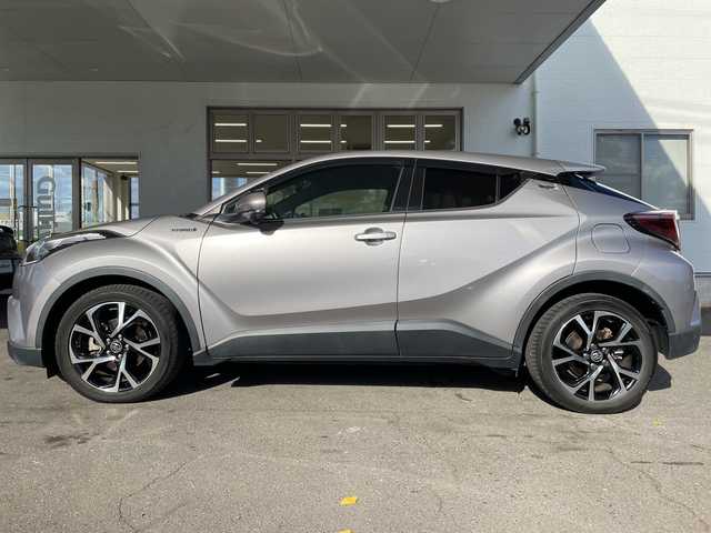 トヨタ Ｃ－ＨＲ G 岐阜県 2017(平29)年 6.2万km メタルストリームM /純正9インチSDナビ/(AM/FMCD/フルセグTV//SD/BT)//メーカーOP/(Bi-Beam LEDヘッドランプ)/(LEDシーケンシャルターンランプ)/(LEDデイライト)/(バックカメラ)/(アクセサリーコンセント)//Toyota Safety Sense P/(プリクラッシュセーフティシステム)/(レーンディパーチャーアラート)/(オートマチックハイビーム)/(レーダクルーズコントロール)//ブラインドスポットモニター//前方ドライブレコーダー//ハーフレザー//前席シートヒーター//純正ドアバイザー//純正フロアマット//純正18インチアルミホイール//スペアキー×1//ETC2.0