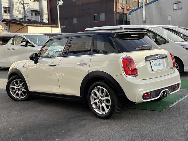 ＭＩＮＩ ミニ クーパー S 京都府 2016(平28)年 5.3万km ペッパー・ホワイト ナビ　ＡＵＸ　ＢＴ　ＵＳＢ　ミラーＥＴＣ　ミュージックプレイヤー接続　プッシュスタート　ステアリングスイッチ　クルコン　ＬＥＤライト　フォグ　オートライト　１６インチＡＷ　ターボ　オートワイパー/純正ナビ　コントロールディスプレイ/ミュージックプレイヤー接続/プッシュスタート/ステアリングスイッチ/クルーズコントロール/アイドリングストップ/ダイナミックスタビリティコントロール/オートライト/フォグライト/リアフォグライト/サイサポート/トノカバー/純正16インチAW