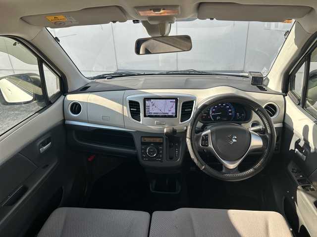 スズキ ワゴンＲ FZ 埼玉県 2014(平26)年 7.2万km クリスタルホワイトP (株)IDOMが運営する【じしゃロン熊谷店】の自社ローン専用車両になりますこちらは現金またはオートローンご利用時の価格です。自社ローンご希望の方は別途その旨お申付け下さい/社外ナビ　NX615/（フルセグTV/Bluetooth/CD/DVD/AM/FM）/ETC/バックカメラ/レーダーブレーキサポート/アイドリングストップ/プッシュスタート/スマートキースペア×１/運転席シートヒーター/フロアマット/純正14インチAW/ウィンカーミラー/ドアバイザー/ステアリングスイッチ/フルフラットシート/合皮ハンドルカバー/車両・ナビ取扱説明書