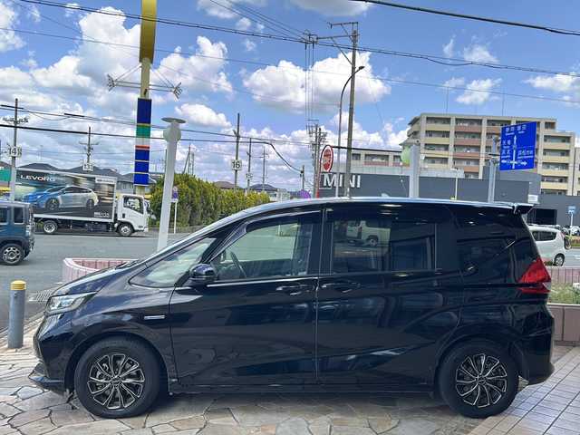 ホンダ フリード ハイブリット G ホンダセンシング 静岡県 2020(令2)年 6.2万km クリスタルブラックパール 純正ナビ/・バックモニター/・Bluetooth/・CD/DVD/・HDMI/・USB/・AppleCarPlay/主要装備/・プッシュスタート/・両側パワースライドドア/・ETC車載器/・ドライブレコーダー/・前席シートヒーター/・リアゲートスポイラー/・社外ＡＷ/・純正フロアマット/・LEDヘッドライト/ホンダセンシング/・衝突軽減ブレーキ/・車線維持支援システム/・アダプティブクルーズコントロール/・誤発進抑制機能/・歩行者事故低減ステアリング/・路外逸脱抑制機能/・先行車発進お知らせ機能/・標識認識機能