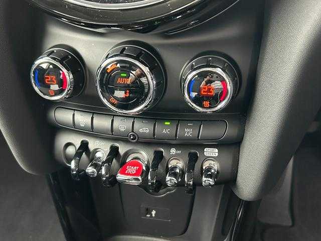 ＭＩＮＩ ミニ クーパー D 埼玉県 2021(令3)年 4.5万km ミッドナイト・ブラック・メタリック ハーフレザーシート　/ａｐｐｌｅ　ｃａｒ　ｐｌａｙ/バックカメラ/Ｂｌｕｅｔｏｏｔｈ/ドライブレコーダー/アダプティブクルーズコントロール/コンフォートアクセス/ＥＴＣ