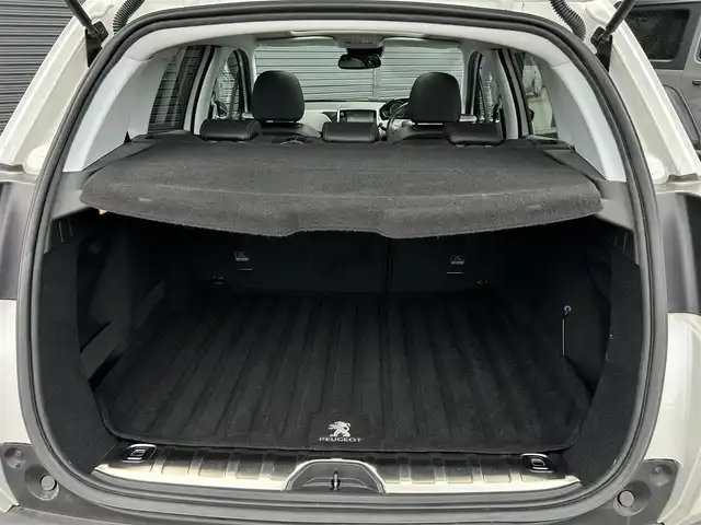 プジョー ２００８ GTライン 茨城県 2016(平28)年 5.6万km パール ガラスルーフ　/アクティブシティブレーキ　/クルーズコントロール　/純正ナビ　/バックカメラ　/フルセグ　/ＢＴ　/ＵＳＢ　/ＥＴＣ　/ハーフレザーシート　/キセノンライト　/オートライト　/純正１７インチＡＷ　/ルーフレール/禁煙車