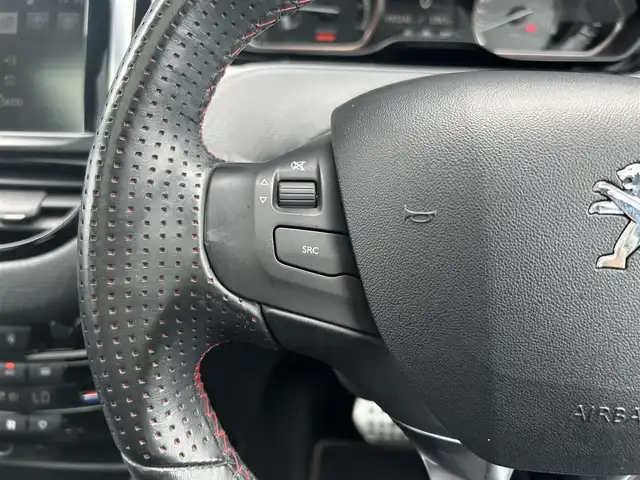 プジョー ２００８ GTライン 茨城県 2016(平28)年 5.6万km パール ガラスルーフ　/アクティブシティブレーキ　/クルーズコントロール　/純正ナビ　/バックカメラ　/フルセグ　/ＢＴ　/ＵＳＢ　/ＥＴＣ　/ハーフレザーシート　/キセノンライト　/オートライト　/純正１７インチＡＷ　/ルーフレール/禁煙車