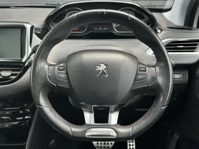 プジョー ２００８ GTライン 茨城県 2016(平28)年 5.6万km パール ガラスルーフ　/アクティブシティブレーキ　/クルーズコントロール　/純正ナビ　/バックカメラ　/フルセグ　/ＢＴ　/ＵＳＢ　/ＥＴＣ　/ハーフレザーシート　/キセノンライト　/オートライト　/純正１７インチＡＷ　/ルーフレール/禁煙車