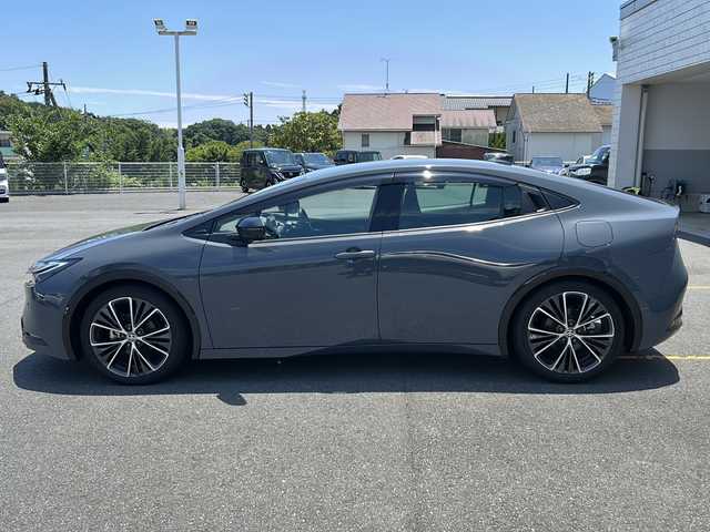トヨタ プリウス 茨城県 2023(令5)年 1.7万km グレーⅡ セーフティーセンス/純正ナビ/アラウンドビューモニター/バックカメラ サイドカメラ フロントカメラ/LEDオートライト/クルーズコントロール/レザーシート/純正19インチアルミホイール/パワーシート/シートヒーター/スペアタイヤ/前後ドラレコ/ステアリングヒーター/スマートキー/ETC